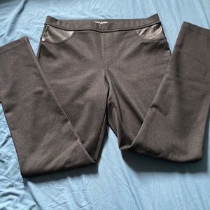 DKNY jeans 55% polyester, 41% rayón, 4% Spandex.